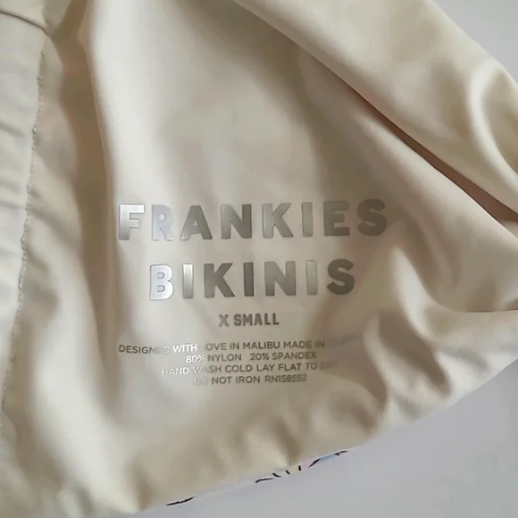 Frankie’s Knoted Bikini Top - Picture 6 of 6